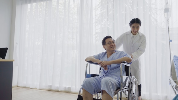 El doctor cuida al paciente en el hospital o clínica médica. Concepto de salud.