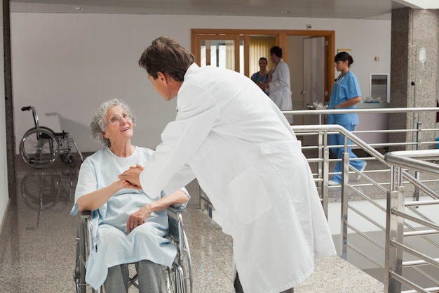 Doctor cuidando al paciente