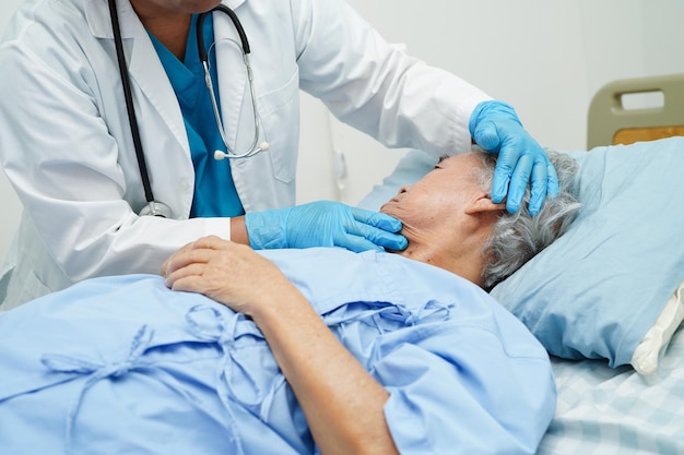 Doctor cuidando ayuda y animando a una anciana asiática anciana paciente en el hospital de la clínica