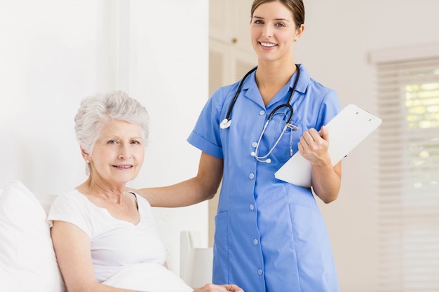 Foto doctor cuidando pacientes mayores que sufren en casa