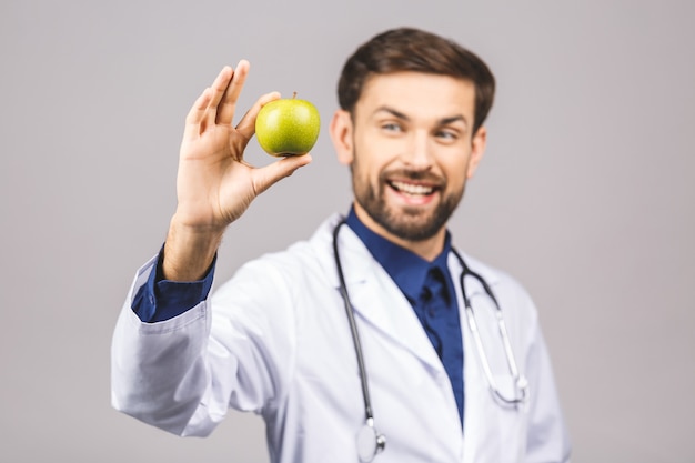 Doctor dando concepto de manzana para una alimentación saludable y estilo de vida o buena dieta