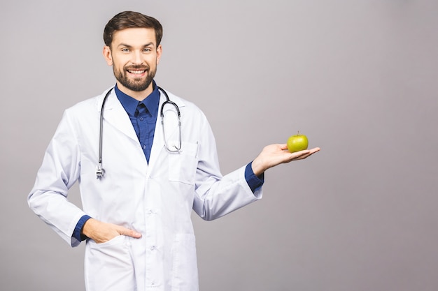 Doctor dando concepto de manzana para una alimentación saludable y estilo de vida o buena dieta