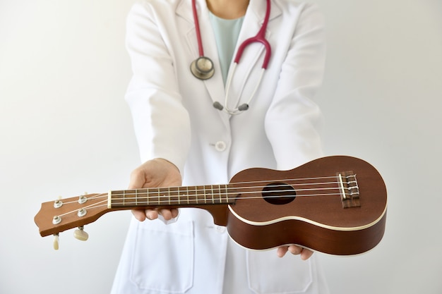 Doctor dando ukelele