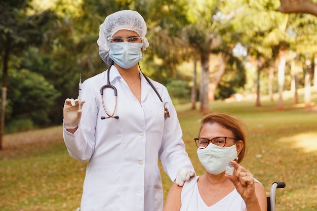 Doctor dando una vacuna a una mujer mayor. Protección de virus