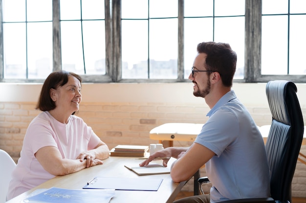 Foto doctor discutiendo con mujer tiro medio