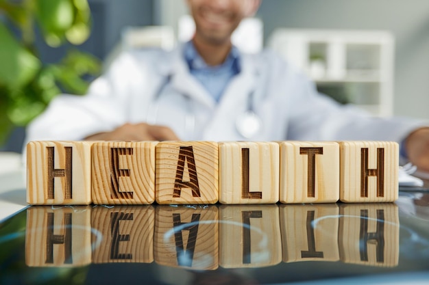 Foto el doctor dobló la palabra saludable de cubos de madera sobre la mesa