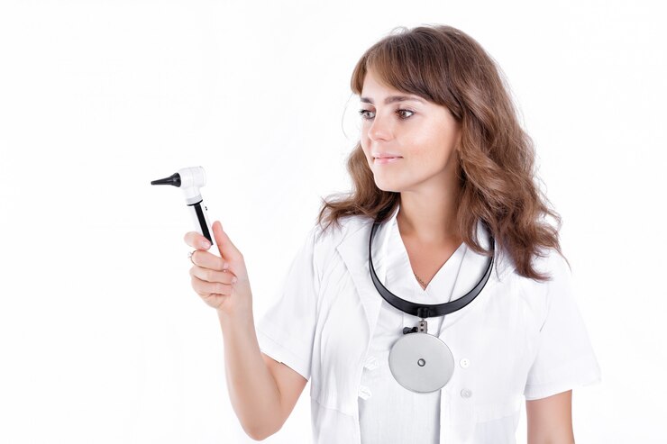 El doctor ENT sostiene el otoscopio