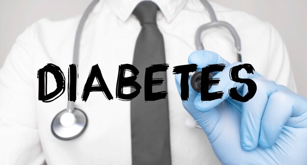 Doctor escribe la palabra DIABETES