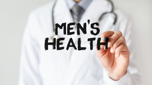 Doctor escribiendo la palabra salud de los hombres con marcador, concepto médico