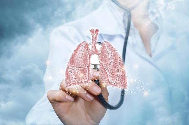 El doctor escucha los pulmones humanos en el fondo del cielo