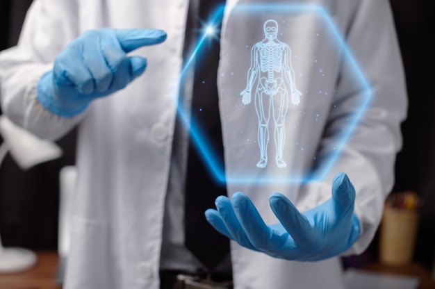 El doctor está analizando la condición del paciente.