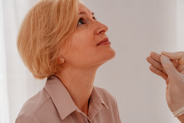 El doctor está comprobando el virus covid con un probador