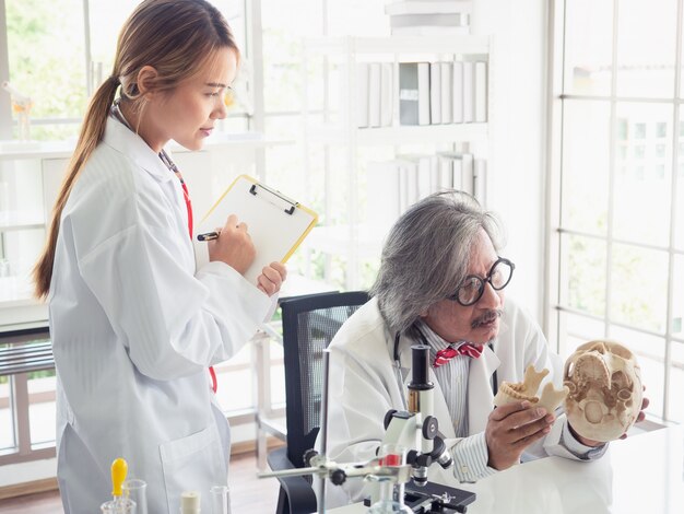 El doctor está enseñando análisis de huesos en el laboratorio.