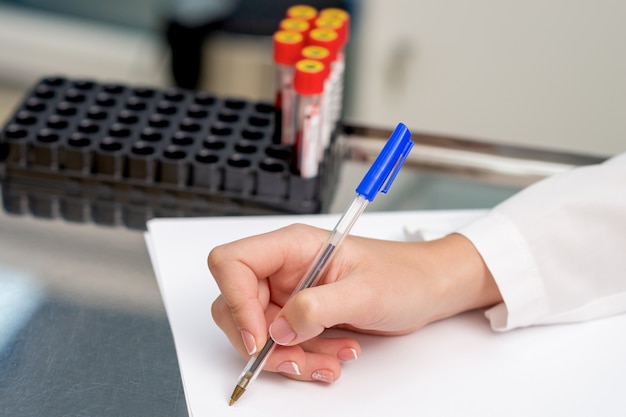 El doctor está escribiendo los resultados de la prueba.