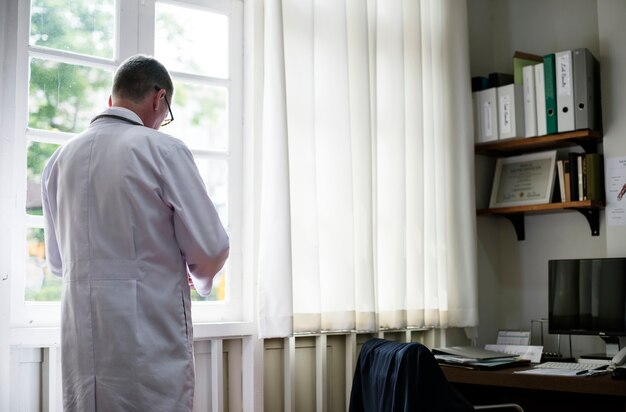 El doctor está trabajando en el hospital