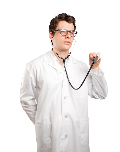 Doctor con un estetoscopio contra el fondo blanco