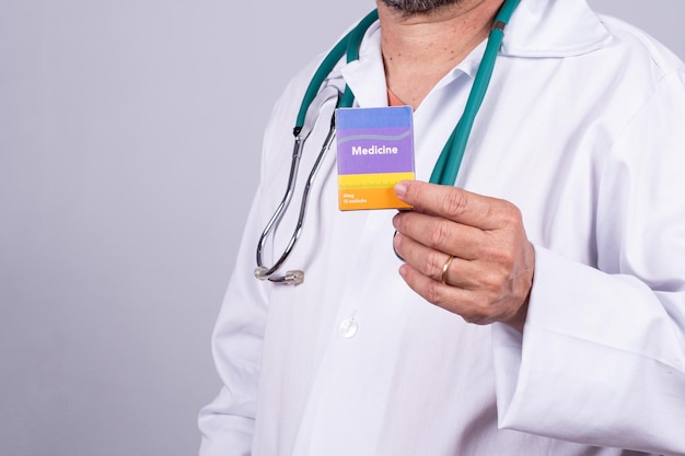 Doctor con estetoscopio en el cuello sin mostrar su rostro