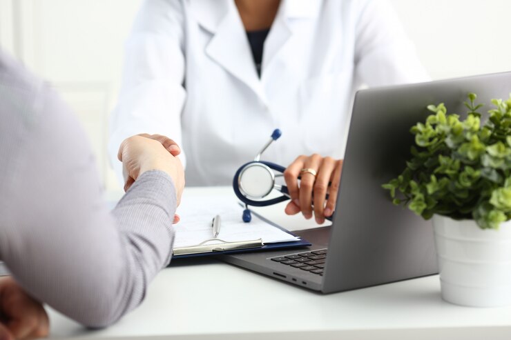 Foto doctor estrechar la mano como hola con paciente