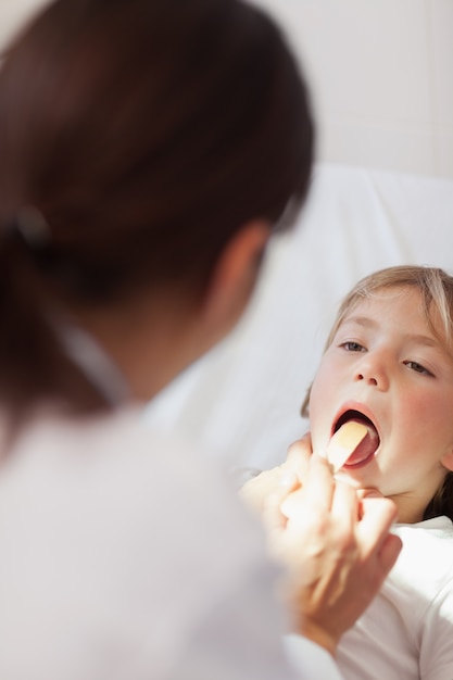 Foto doctor examinando la boca de un niño