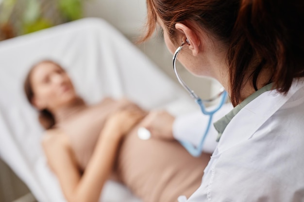 Doctor examinando a la mujer en el hospital