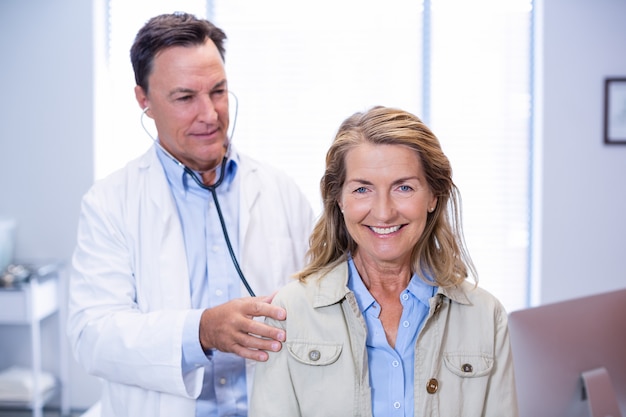 Doctor examinando a una mujer mayor