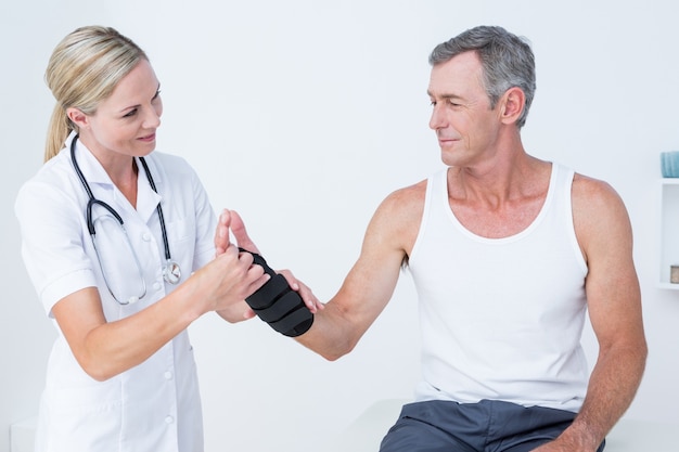 Doctor examinando una muñeca de hombre