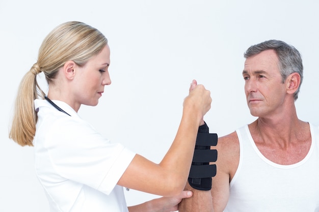 Doctor examinando una muñeca de hombre