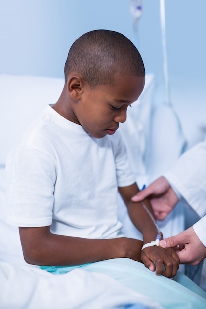 Doctor examinando a un niño