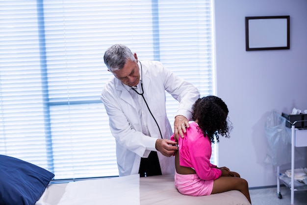 Doctor examinando a un paciente con estetoscopio