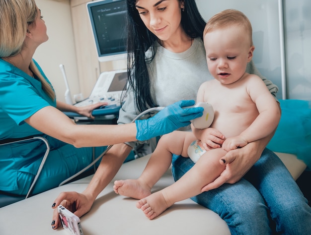 Doctor examinando paciente niño pequeño