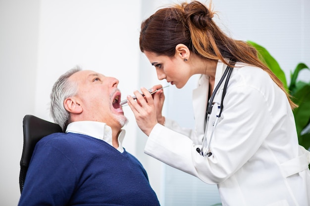 Doctor examinando a un paciente en su oficina