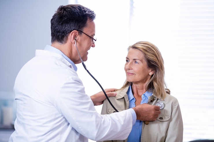 Foto doctor examinando a una paciente
