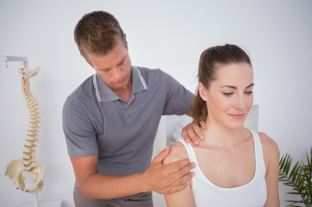 Doctor examinando su brazo paciente