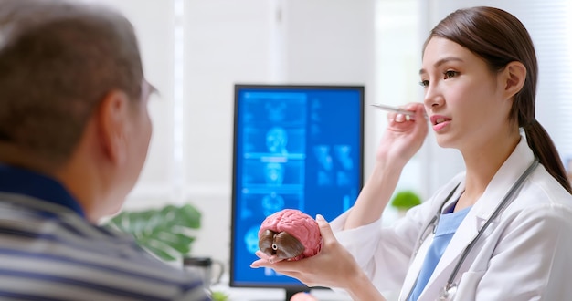 Foto el doctor explica el modo del cerebro