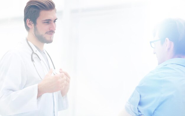 Doctor explicando una foto del paciente con espacio de copia