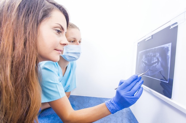 Doctor explicando radiografía dental