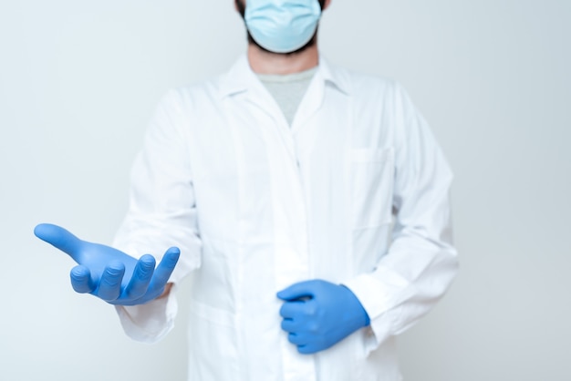 Doctor explicando términos médicos, científico que enseña seguridad en el laboratorio, charlas de ciencias químicas, conferencias, uso de ropa de trabajo para el trabajo, equipo de protección