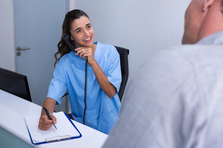Foto doctor feliz hablando por teléfono mientras mira al paciente