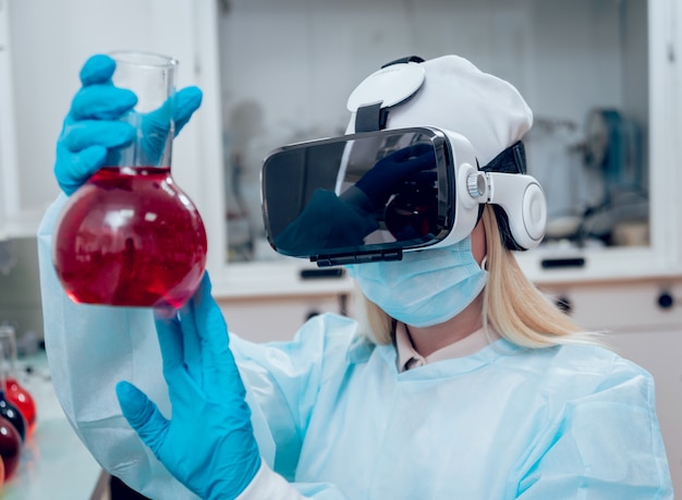 Doctor en gafas de realidad virtual examina la droga en el laboratorio.