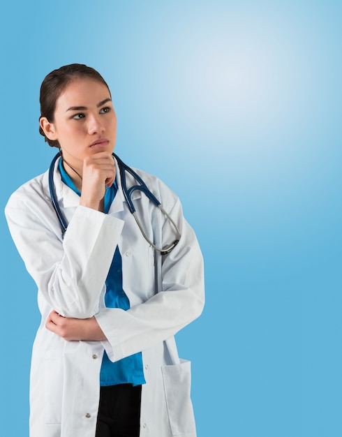 Doctor grave en bata de laboratorio pensando con la mano en el mentón