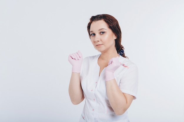 El doctor en guantes de goma. Una niña usa un equipo de protección durante una epidemia. Anuncios de antisépticos y equipos médicos.