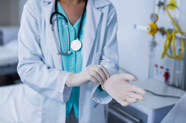 Doctor con guantes en el hospital