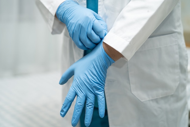 Doctor con guantes para proteger el coronavirus Covid-19.