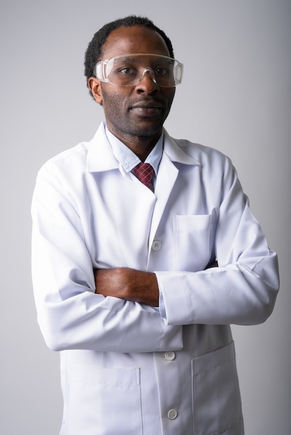 Doctor guapo africano con gafas protectoras