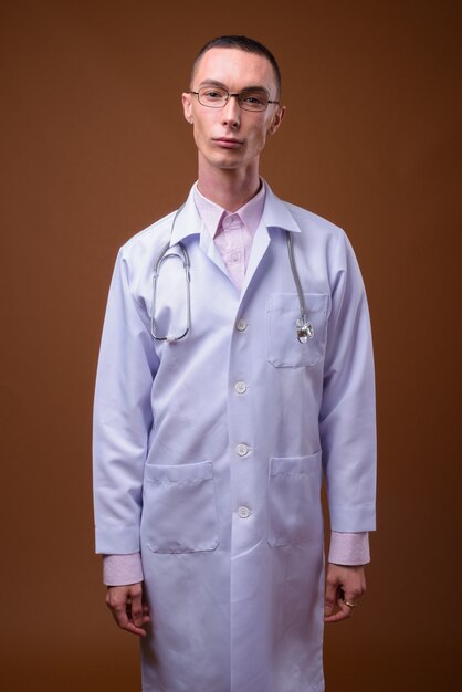 Doctor guapo joven