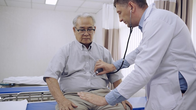 El doctor habla con un paciente en el hospital. Salud y Bienestar.