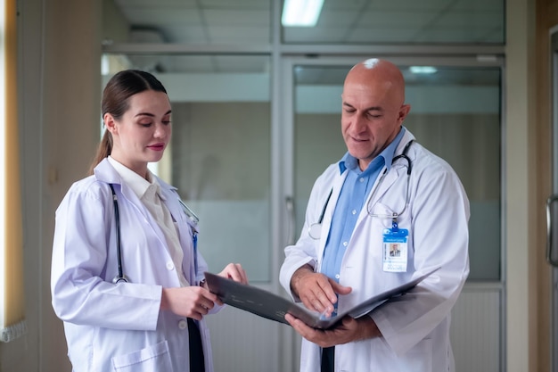 Doctor hablando con una doctora en la sala de reuniones del hospital