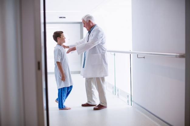 Doctor hablando con niño paciente