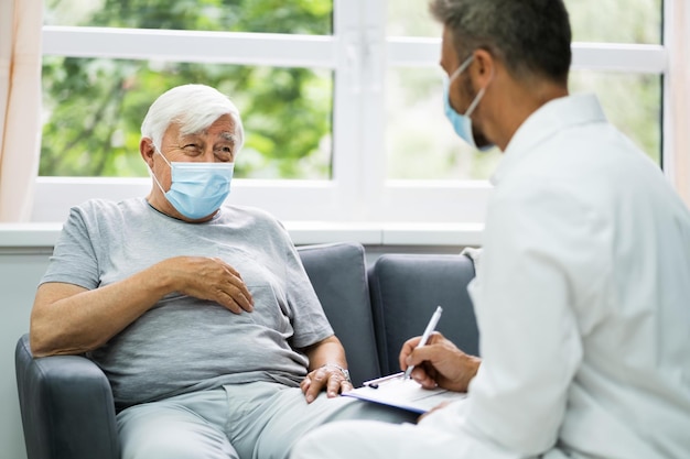 Doctor hablando con un paciente anciano