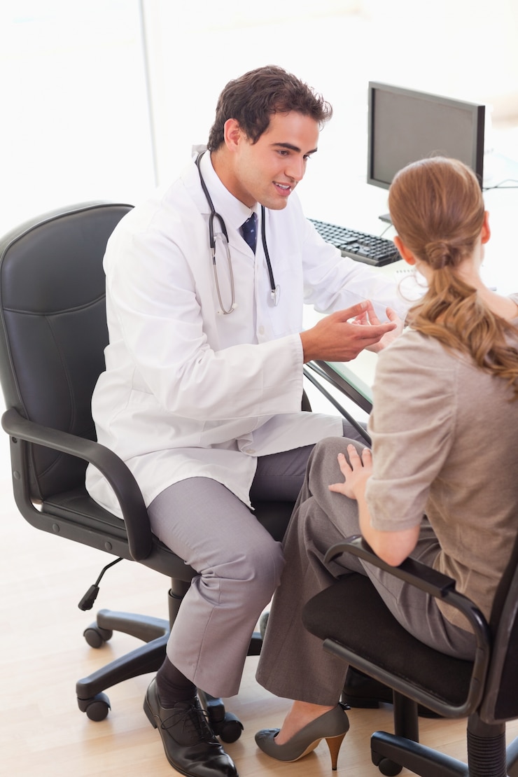 Foto doctor hablando con su paciente